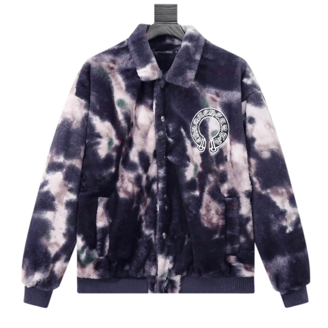 P370 Model No. Y616 Chromehearts/Chrome Hearts Embroidered Letters Rabbit and Mink Stitched Baseball Jacket Channel Boutique The most popular baseball jacket among fashionable men and fashionable women. There are versions at all levels in the market (you must compare the details). The most powerful quality control has been producing and researching baseball uniforms for 7 years. The details are exquisite. With it, you are the most beautiful boy in the world. The paint-coated full-face four-button buckle (button with LOGO), the average weight of the fabric is nearly 900 grams, and it is made of wool + eyeliner blended, custom-woven and dyed wool with high color fastness. The lining is made of silky and delicate cupro fiber! The texture is thick, the color is more uniform and beautiful, and the sharp edges and corners are full of three-dimensionality, showing laziness, casualness, and youthful vitality! size：M-XXL